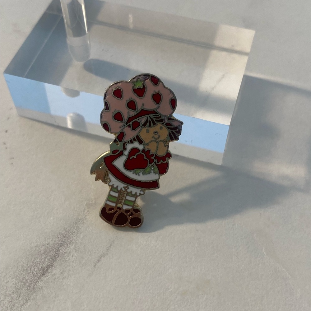 Vintage 1980 Strawberry Shortcake Pin - Picture 3 of 6